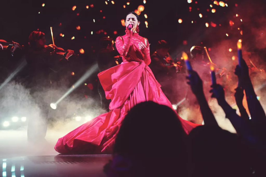 Ángela Aguilar había llegado con 4 nominaciones y se fue a casa con las manos vacías, pero con la satisfacción de haber conducido los premios y cantar en el escenario su tema “Piensa en mí”. (Univsion)