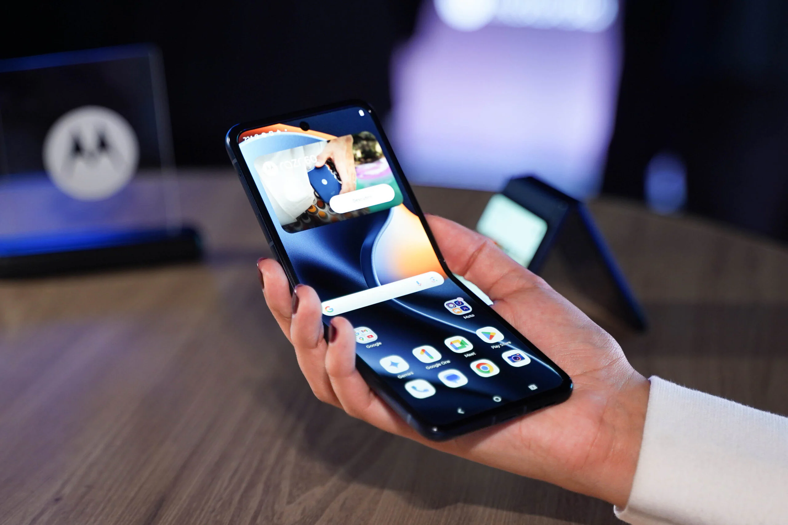 Motorola razr 60 / Fuente externa