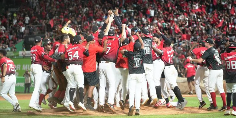Una blanqueada 1-0 sobre los Toros del Este le dio este martes a los Leones del Escogido su corona 18 en la pelota dominicana