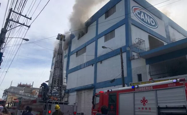 Fuego en almacenes de Tienda Garrido de la avenida Duarte