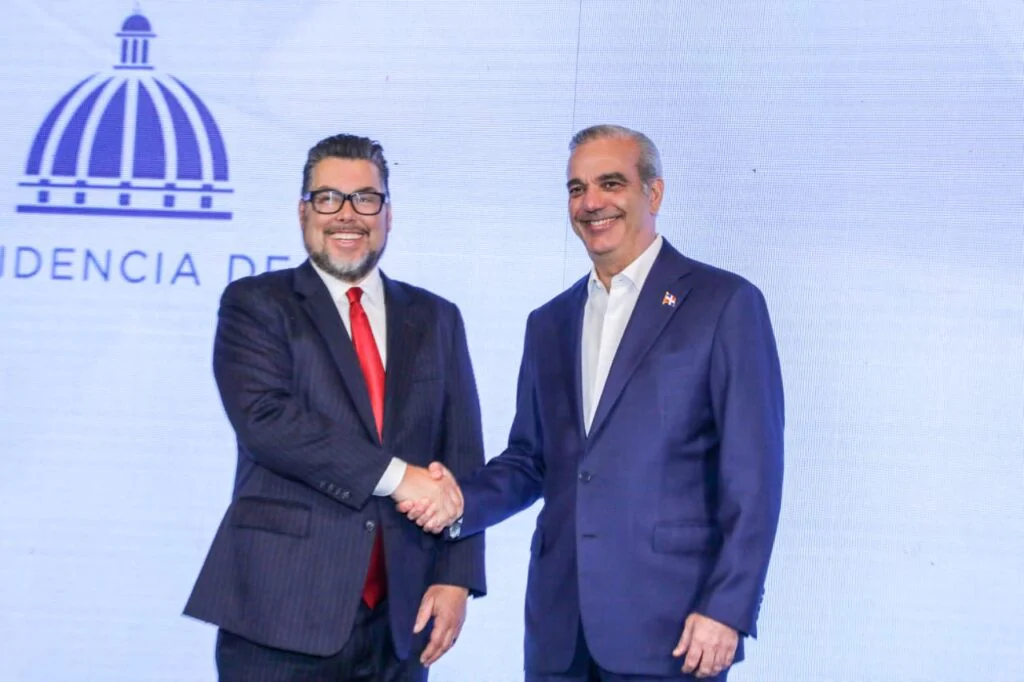 El director de Infraestructura Global de Google, Cristian Ramos y el presidente Luis Abinader