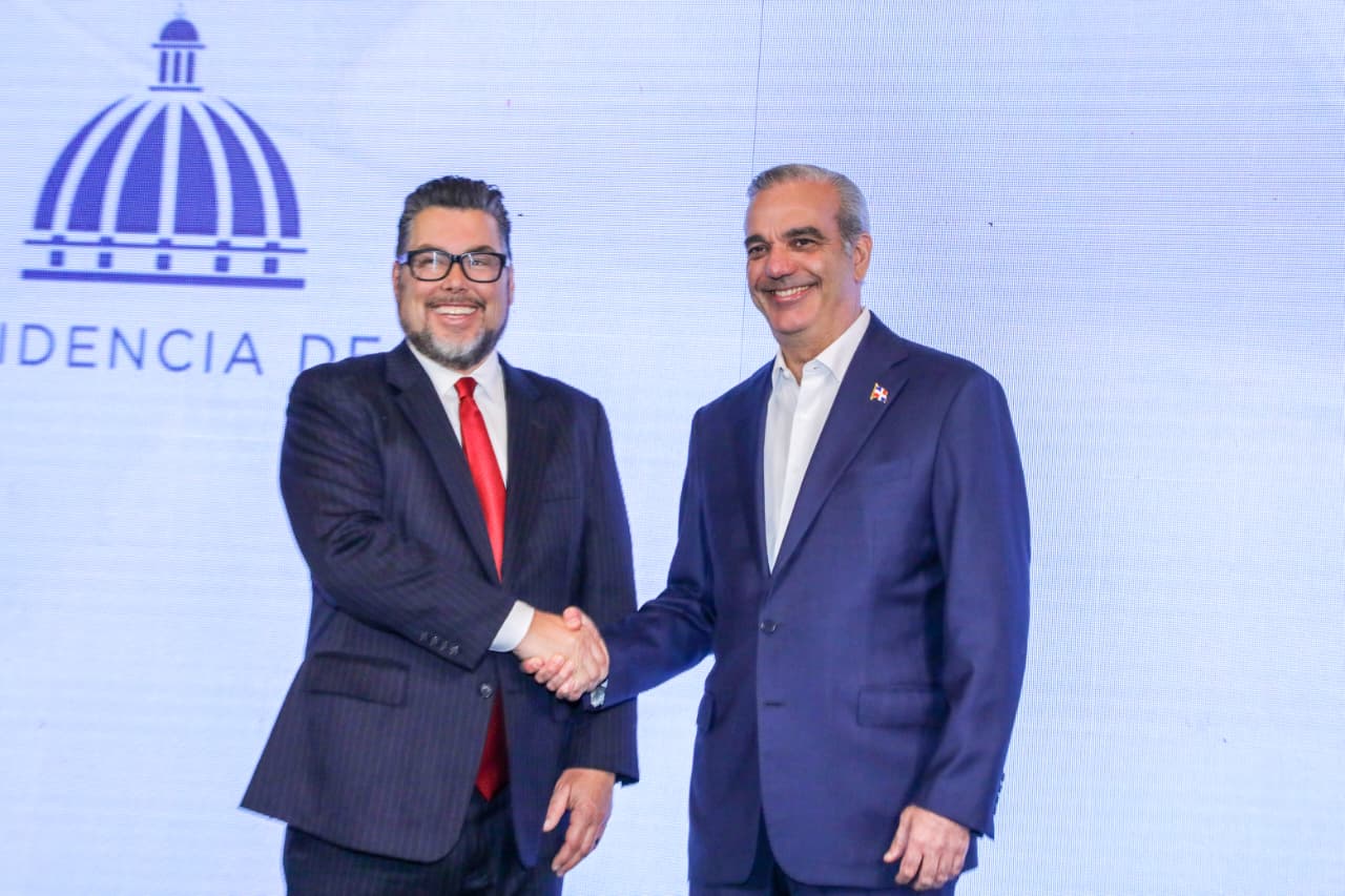 El director de Infraestructura Global de Google, Cristian Ramos y el presidente Luis Abinader