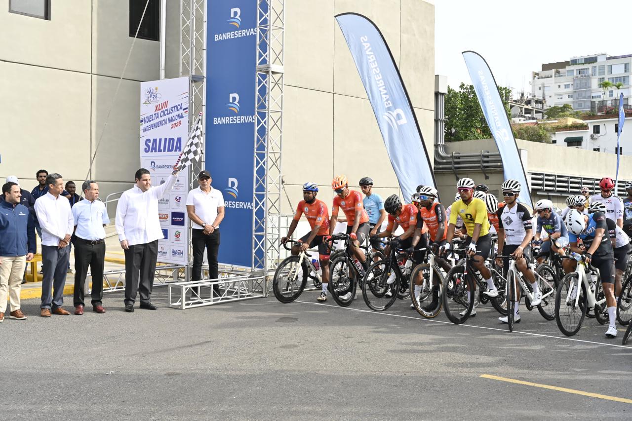 Fernando Mir, vicepresidente ejecutivo de Estrategia, Finanzas e Inteligencia Comercial de Banreservas; da banderazo de salida en el parqueo para clientes de la Torre Banreservas, en la tercera etapa de la 47ª Vuelta Ciclística Independencia Nacional.