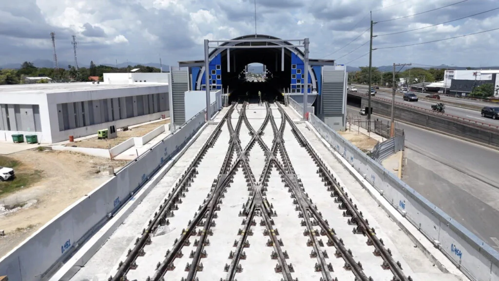 Rieles del Metro de Los Alcarrizos