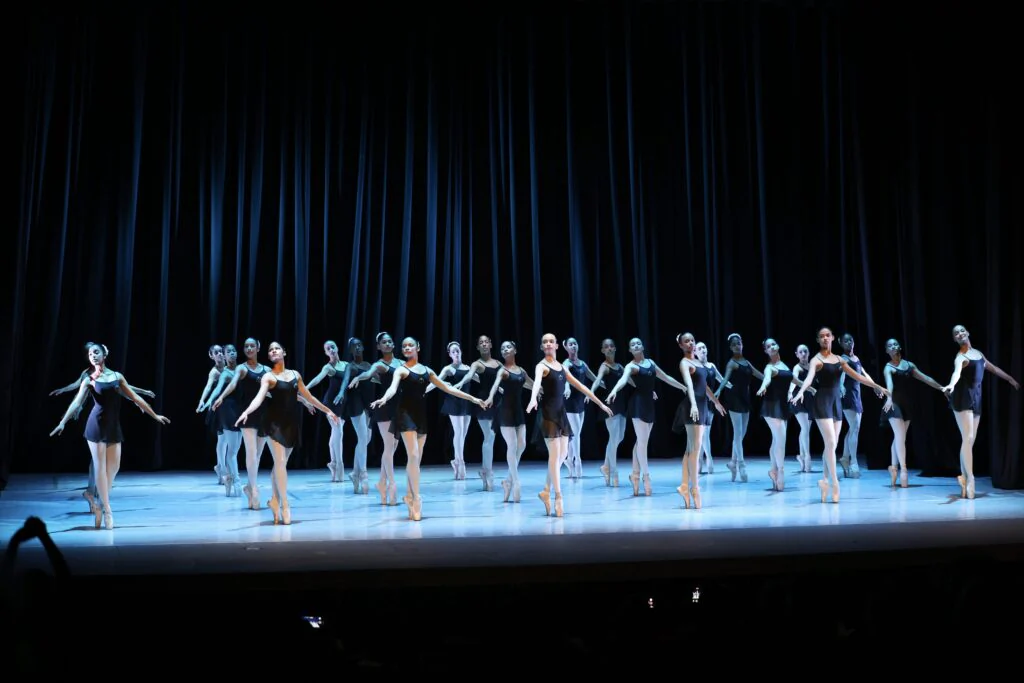 47 bailarines del Ballet Nacional Dominicano y estudiantes de la Escuela Nacional de Danza (ENDANZA), se adentraron en la técnica, el estilo y la elegancia del repertorio clásico francés