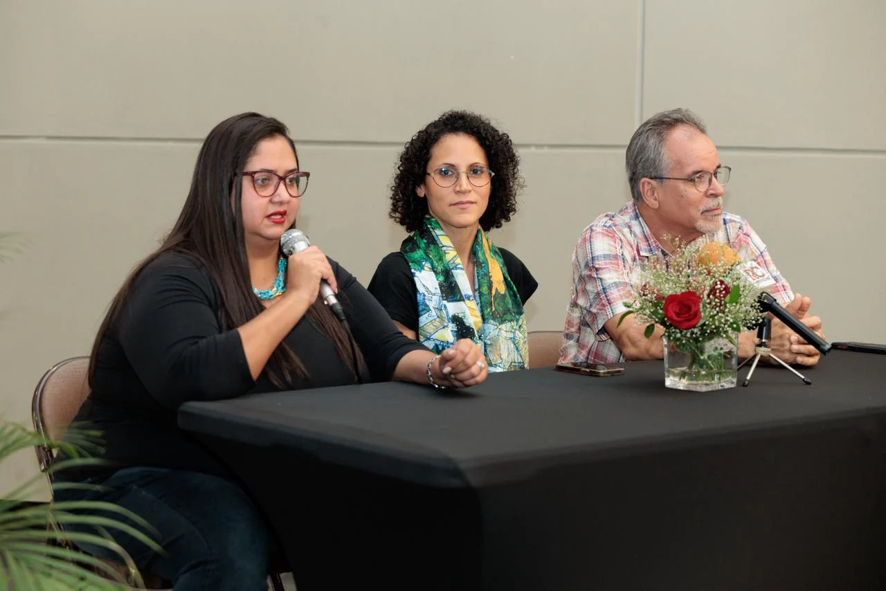 Paola González, directora del Conservatorio; Darleny González, coordinadora del festival y Roberto Medina, director del festival