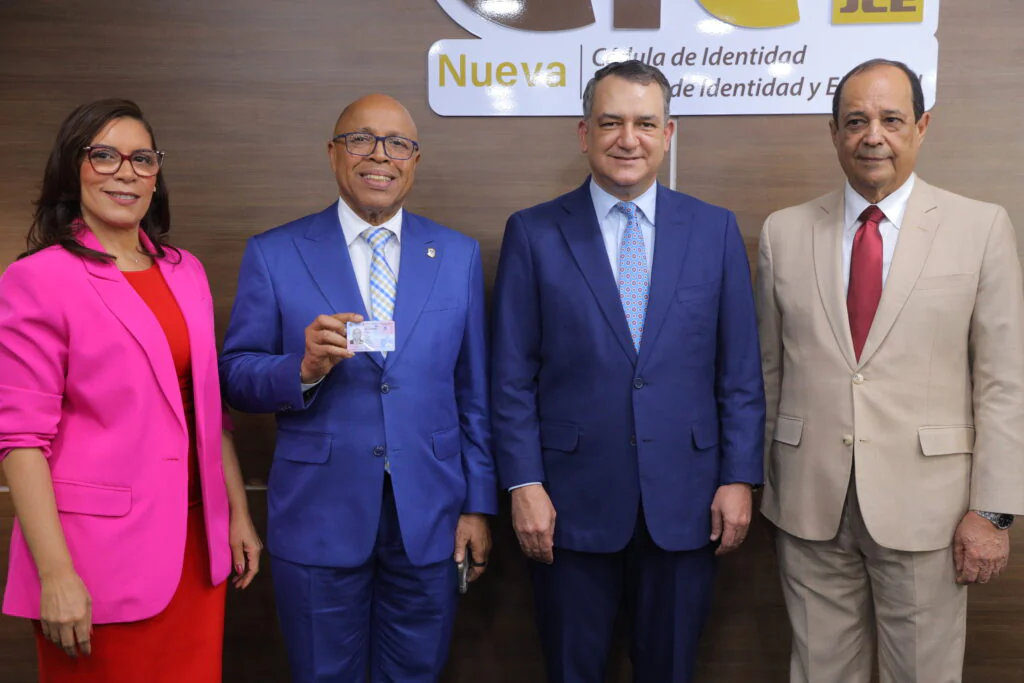 Además de Pacheco y los diputados, así como del presidente de la JCE, participaron el miembro del organismo Samir Rafael Chami Isa y su suplente María Estela de León Veloz.