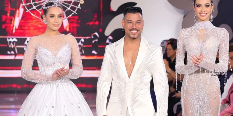 Las piezas incluyen vestidos de gala y diseños de corte moderno confeccionados con telas bordadas y aplicaciones artesanales con cristales Swarovski, perlas, mostacillas y canutillos