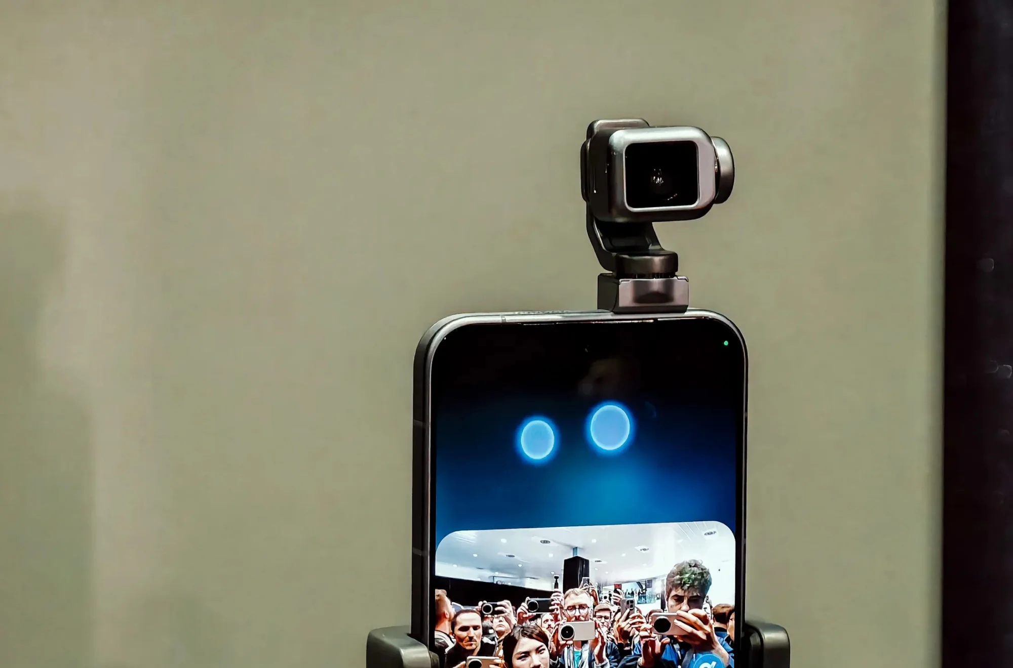 Robot Phone con cámara AI gimbal de 200MP en el MWC 2026